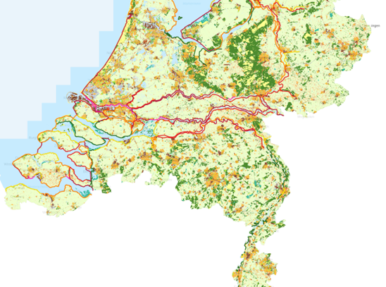 Deze afbeelding laat het binnendijks en buitendijks bodemgebruik zien, in combinatie met de primaire keringen. Langs het stroomgebied van de Rijn zijn minder woonkernen aanwezig dan in de regio Rijnmond-Drechtsteden en langs de Maas.